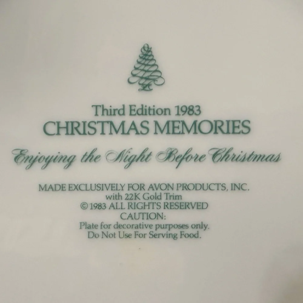 1983 AVON “Enjoying the Night Before Christmas” Collector Plate w/22K Gold Trim
